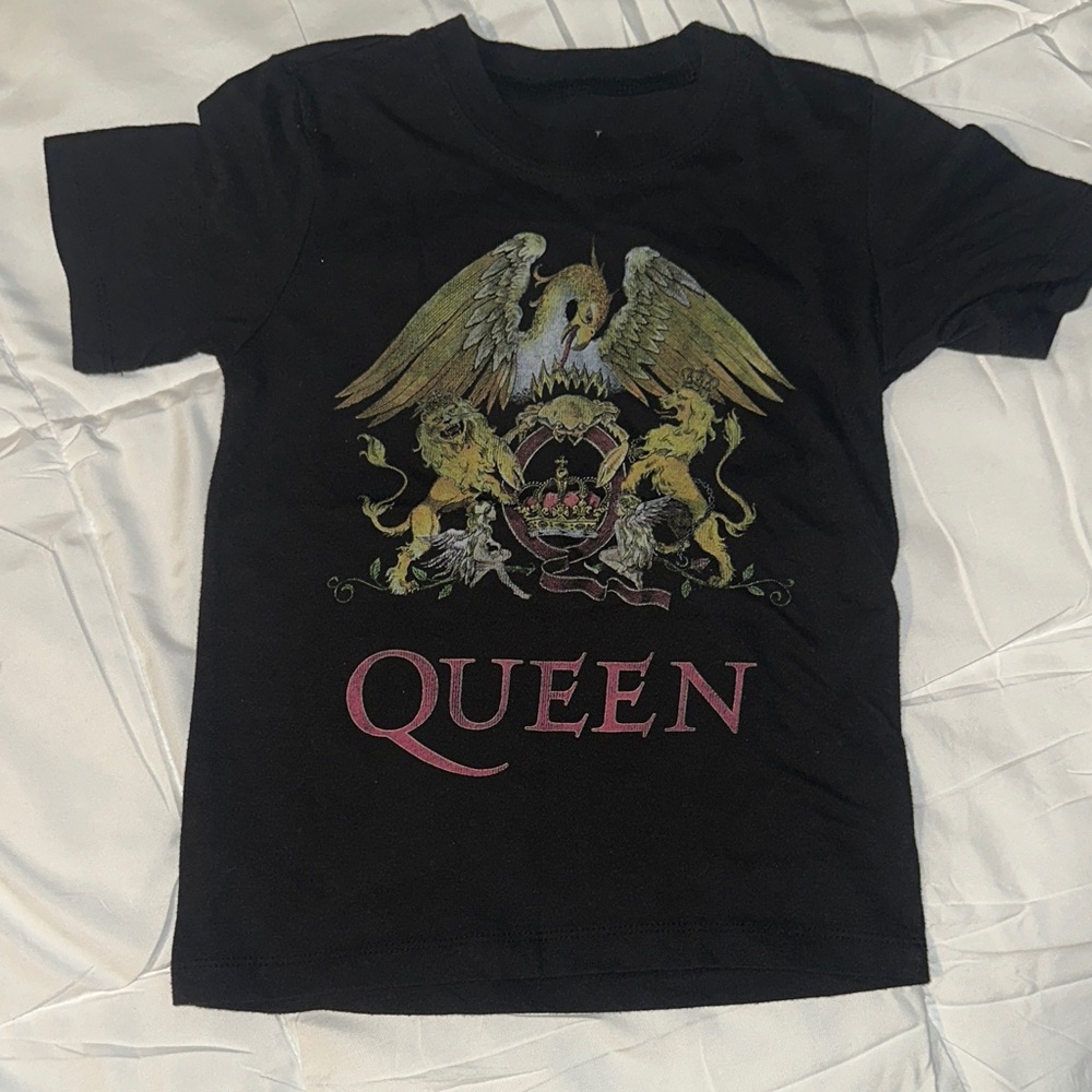 Que Black Graphic Kids Tee